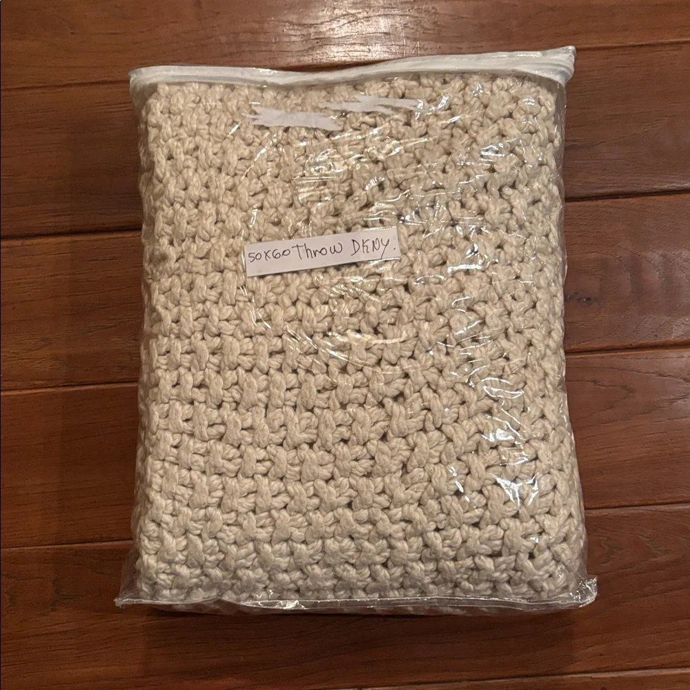 NWOT DKNY Pure Chunky Knit Throw 50